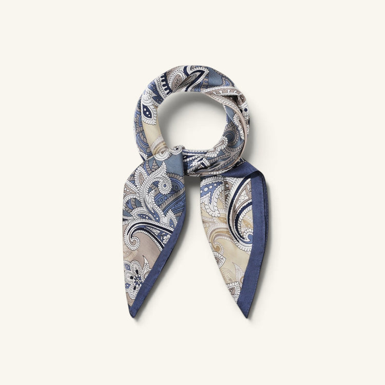 RecloStudio Halstuch No°2 Blue Heritage mit Paisley-Muster in Navy, Creme und Taupe aus seidig-weichem Polyester.