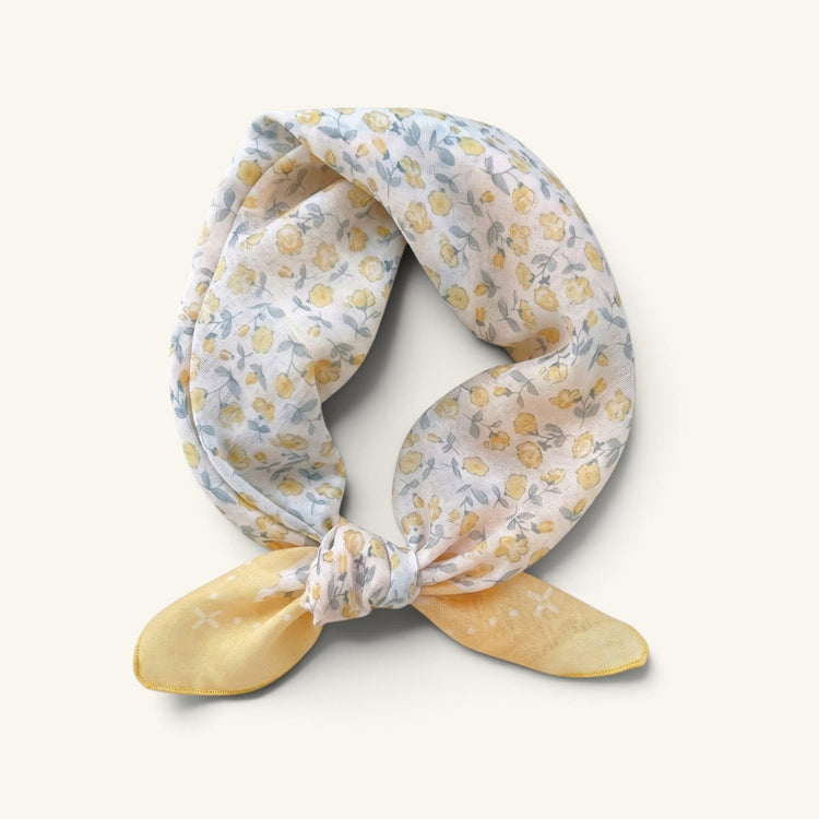 RecloStudio Halstuch Buttercup mit floralem Muster in Gelb und Hellblau auf weißem Grund, leicht und sommerlich