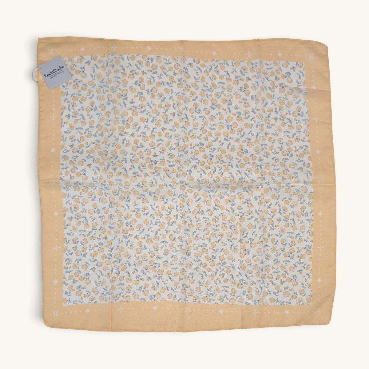 RecloStudio Halstuch aus dem Summer-Bundle mit gelbem Blumenmuster, floralem Design und fein versäumten Kanten.