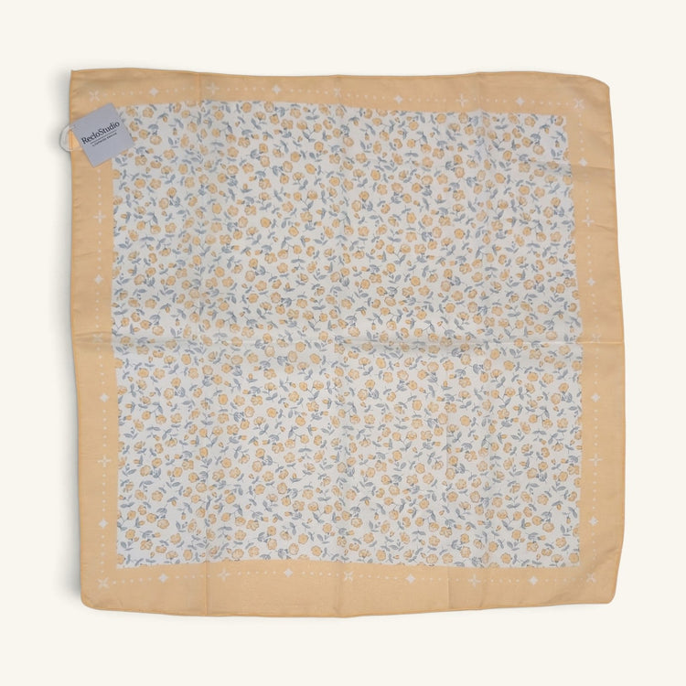 RecloStudio Halstuch aus dem Summer-Bundle mit gelbem Blumenmuster, floralem Design und fein versäumten Kanten.