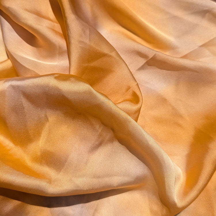 RecloStudio Halstuch Golden Hour aus seidig-glänzendem Polyester mit warmem Farbverlauf in Gelb und Orange