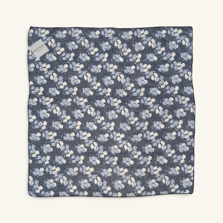RecloStudio Halstuch No 10 Midnight Garden mit floralem Muster in Blau und Weiß aus glattem Polyester