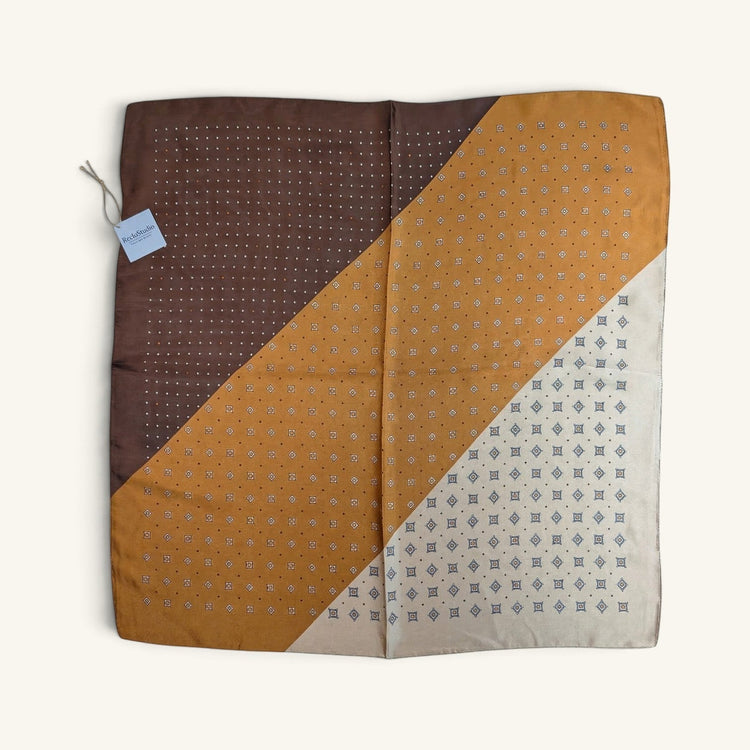 RecloStudio Halstuch Coffee Harmony im quadratischen Patchwork-Design mit braunen, beigen und cremefarbenen Mustern.