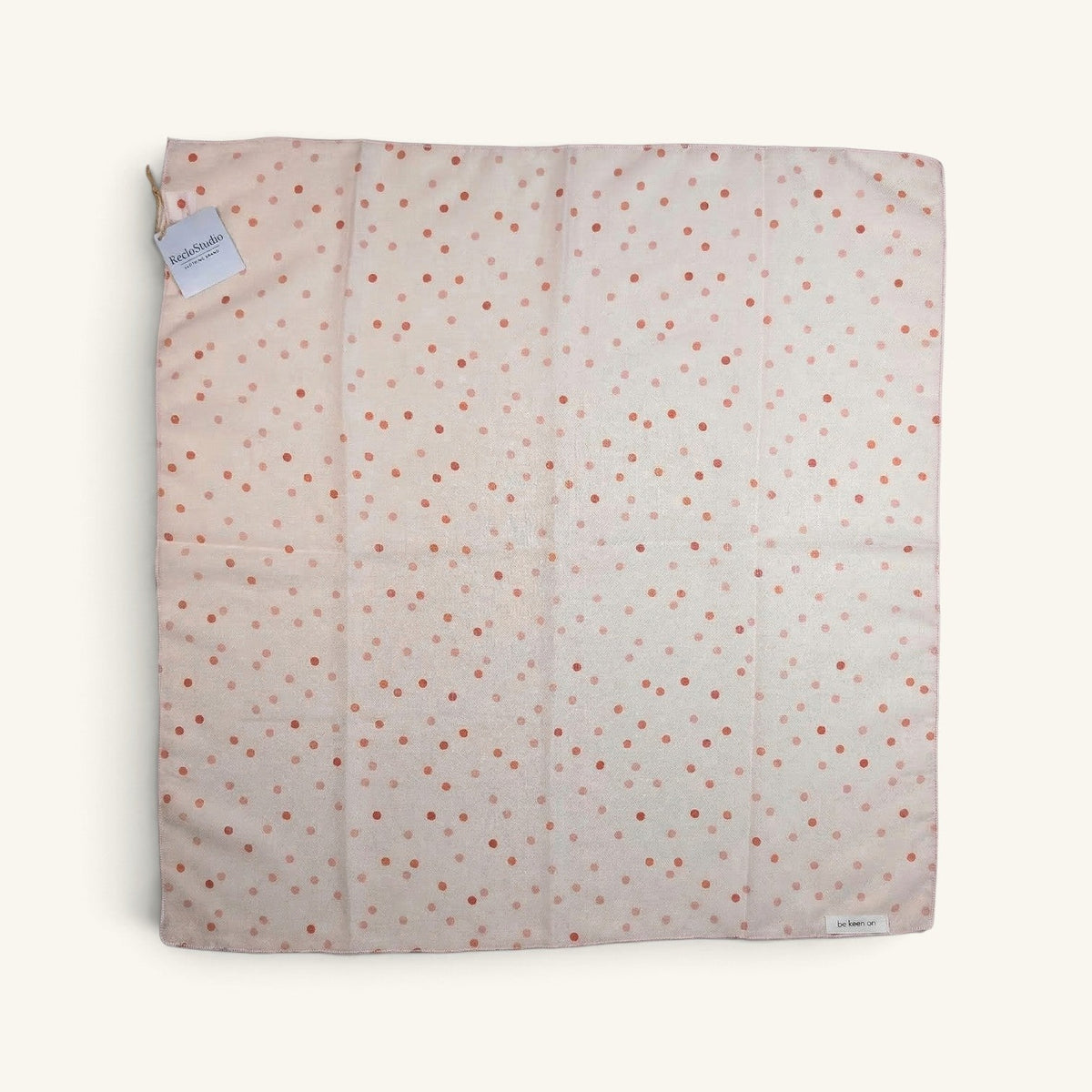 RecloStudio Halstuch in Soft Pink mit beerenroten Polka Dots aus Polyester-Baumwoll-Mix im quadratischen Format