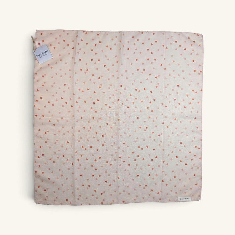 RecloStudio Halstuch in Soft Pink mit beerenroten Polka Dots aus Polyester-Baumwoll-Mix im quadratischen Format