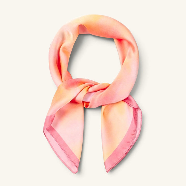 RecloStudio Halstuch Pink Sunrise aus Polyester mit fließendem Farbverlauf von Rosa zu Pfirsich, quadratisch.