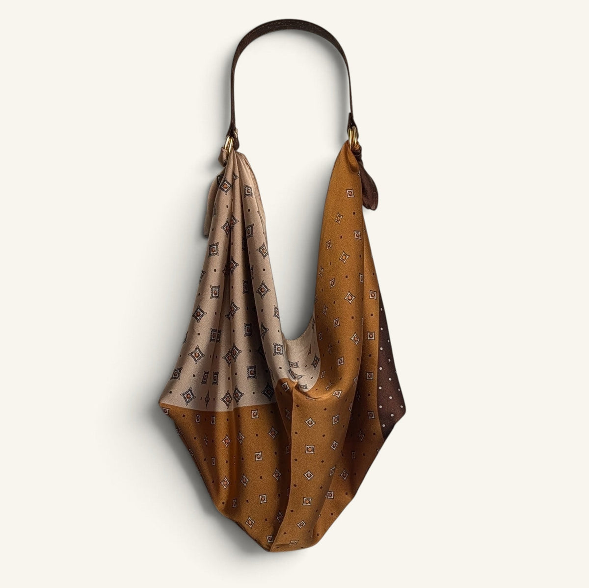 RecloStudio Taschenhenkel aus Kork mit Messingringen, kombiniert mit einem gemusterten braunen Halstuch als Tasche