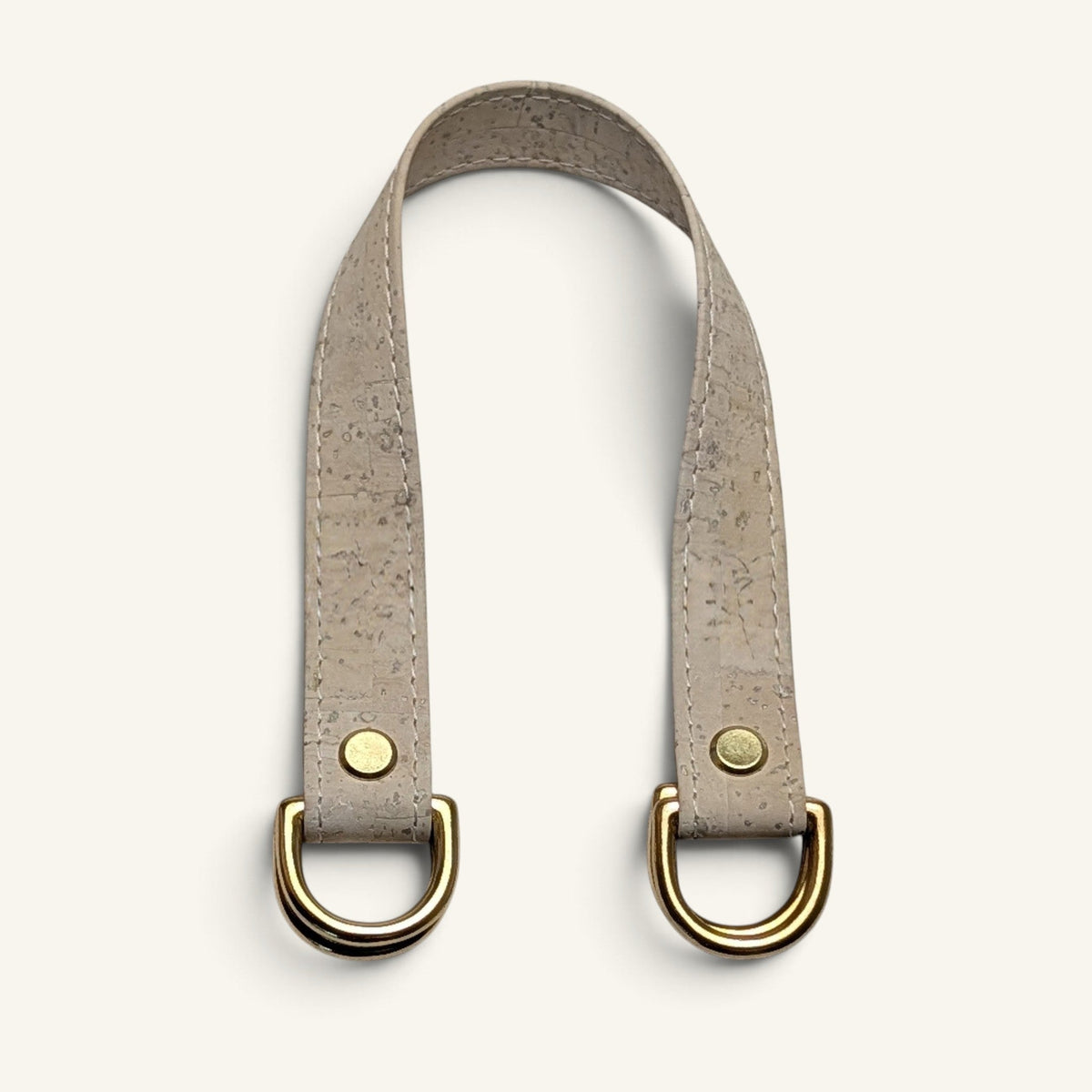 RecloStudio Taschenhenkel aus beigem Kork mit goldenen Messingringen für Halstuch-Taschen, handgefertigt in Münster.