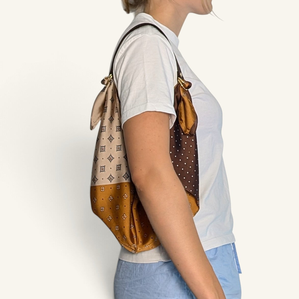 RecloStudio Taschenhenkel aus Kork an einer Halstuch-Tasche, getragen über der Schulter für einen eleganten Look.