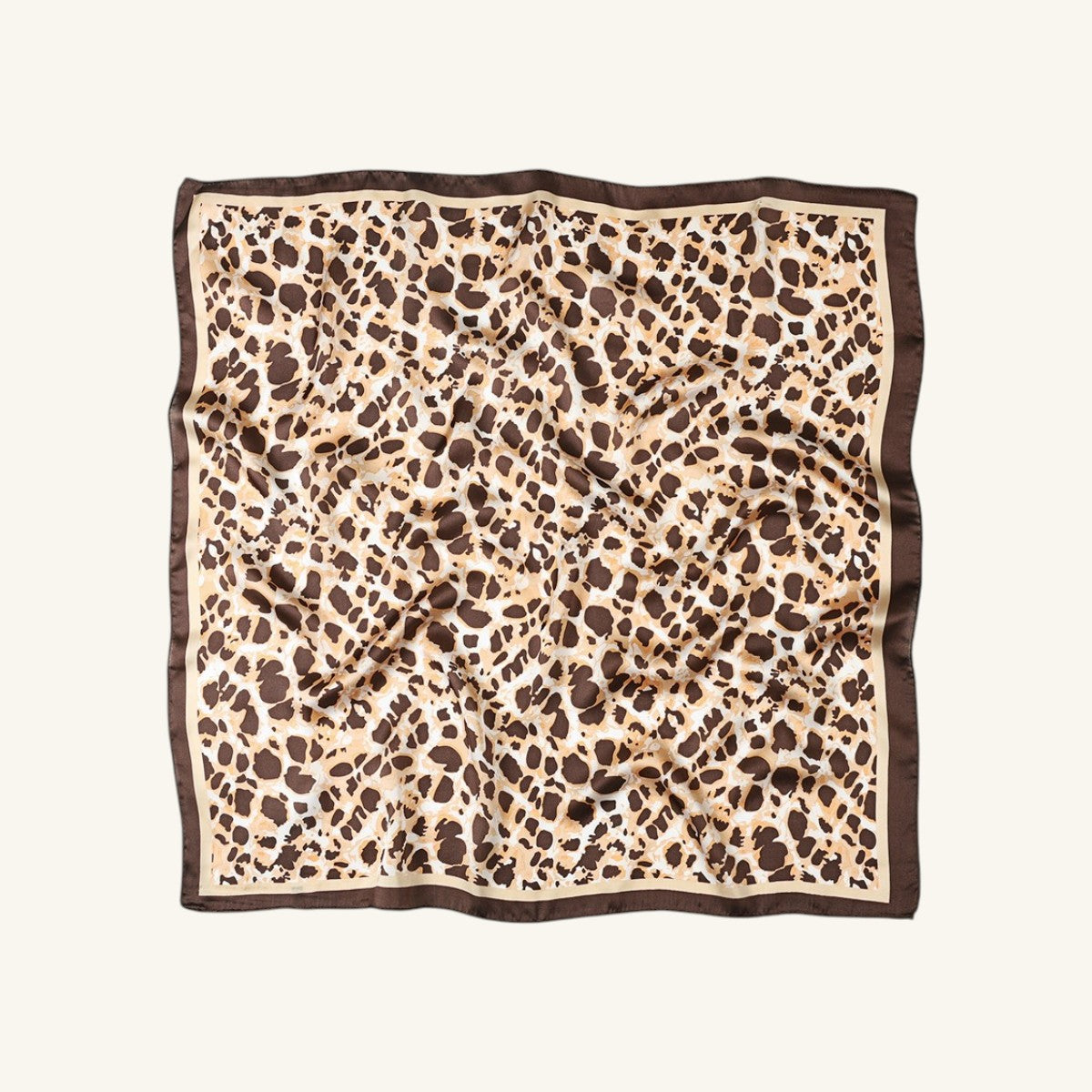RecloStudio Wild Leo Halstuch mit klassischem Leopardenmuster in Braun und Beige und einem dunklen braunen Rand.