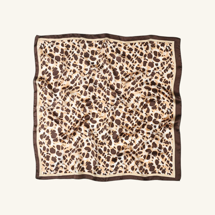 RecloStudio Wild Leo Halstuch mit klassischem Leopardenmuster in Braun und Beige und einem dunklen braunen Rand.