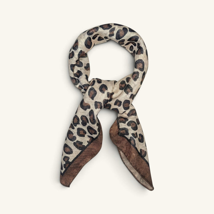 RecloStudio Halstuch Wild Leo mit klassischem Leopardenmuster in Beige, Braun und Schwarz und braunem Rand.