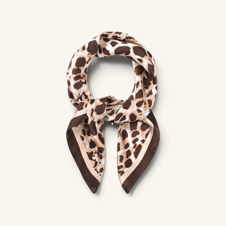 RecloStudio Halstuch No°4 Wild Leo mit klassischem Leopardenmuster in Braun, Beige und Schwarz und braunem Rand.