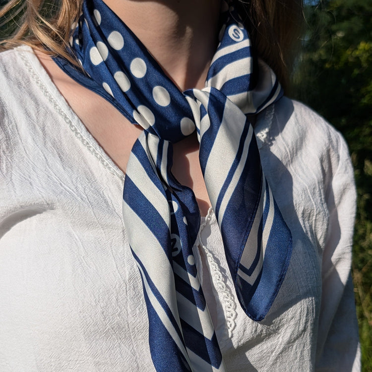 RecloStudio Marina Essential Halstuch in Marineblau und Weiß mit Polka Dots und Streifenmuster um den Hals gebunden