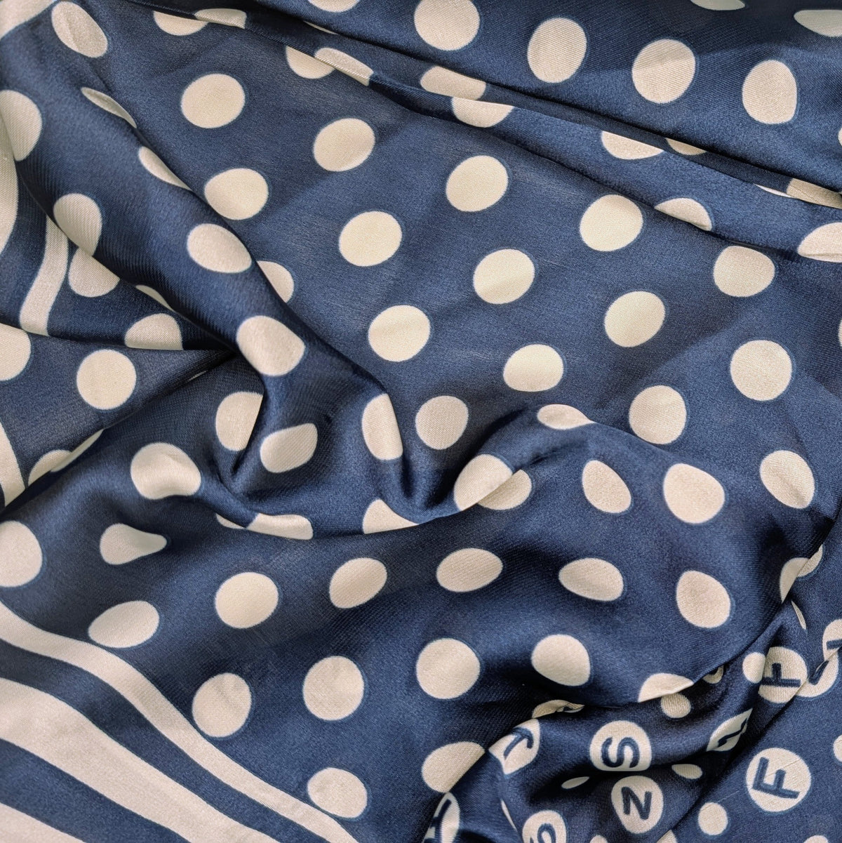 RecloStudio Marina Essential Halstuch aus marineblauem Polyester mit weißen Polka Dots und grafischen Streifen.