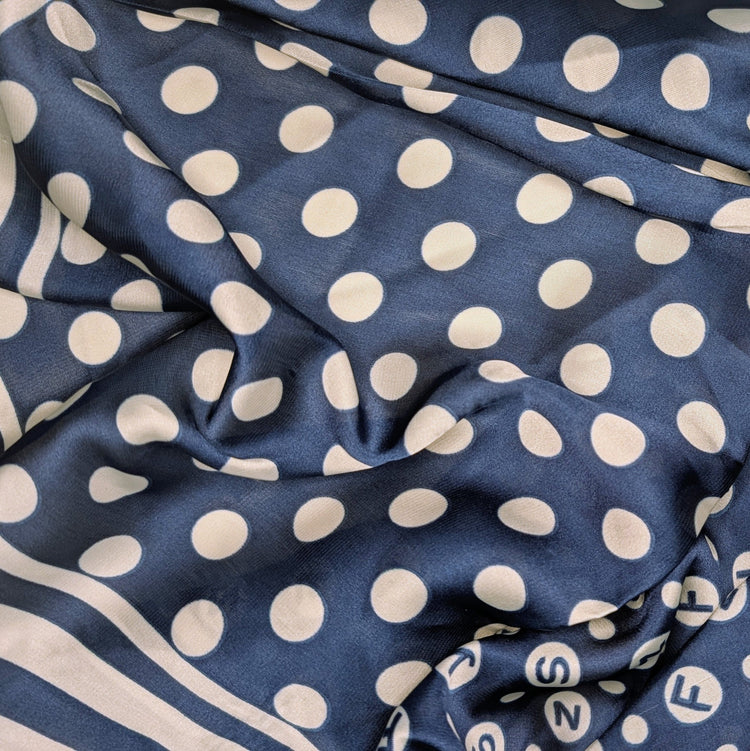 RecloStudio Marina Essential Halstuch aus marineblauem Polyester mit weißen Polka Dots und grafischen Streifen.
