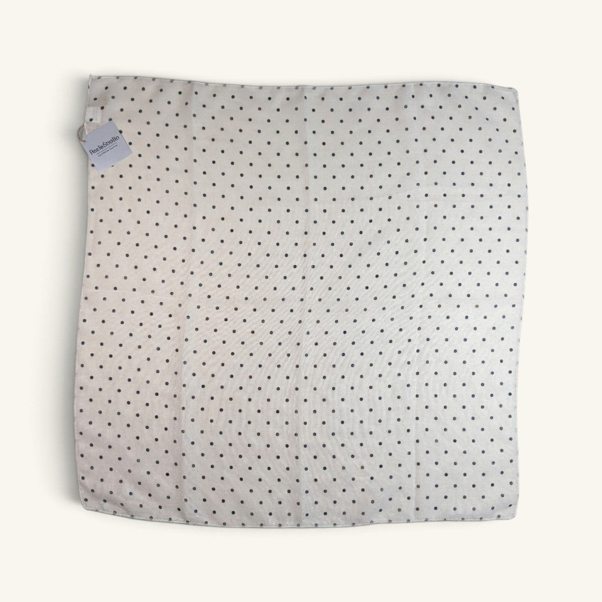 RecloStudio quadratisches Halstuch in Weiß mit schwarzen Polka Dots aus seidig-weichem Polyester